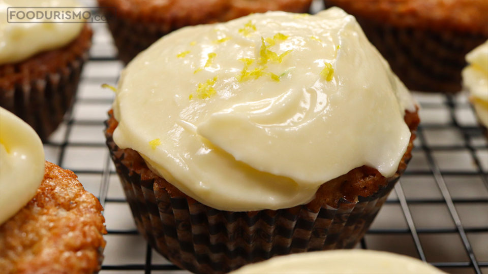 carrot cupcakes με φροστιγκ τυριού frosting