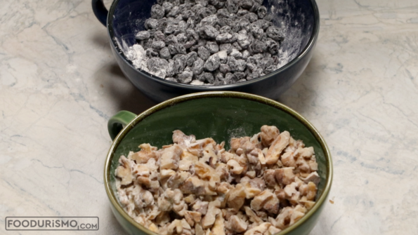 αλευρώνουμε καρύδια και σταφίδες