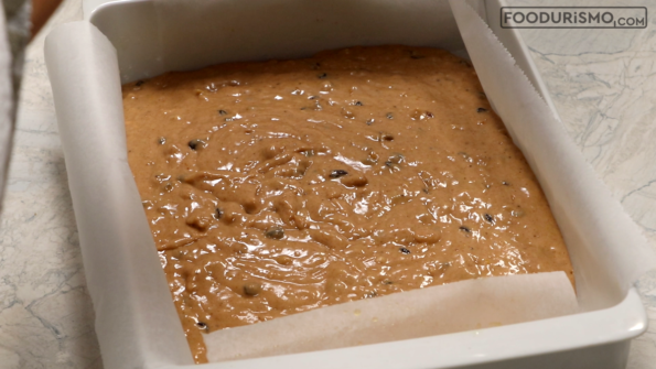 απλώνουμε το μείγμα στο ταψί