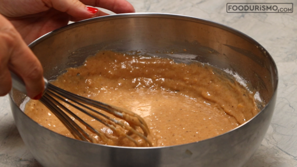 ανακατεύουμε το μείγμα της φανουρόπιτας