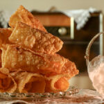 μελωμένες δίπλες στον δίσκο με φόντο παλιό ραδιόφωνο