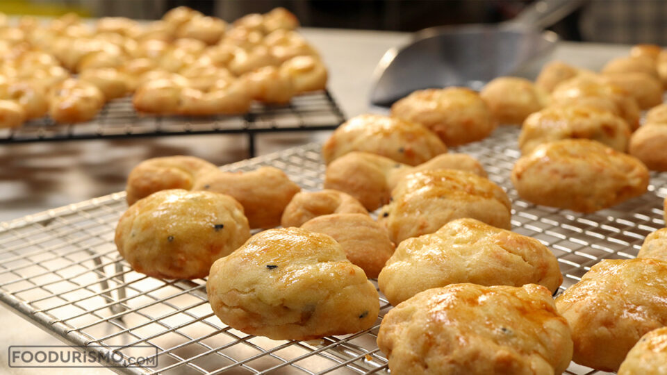 Savory biscuits with nigella seeds and wine