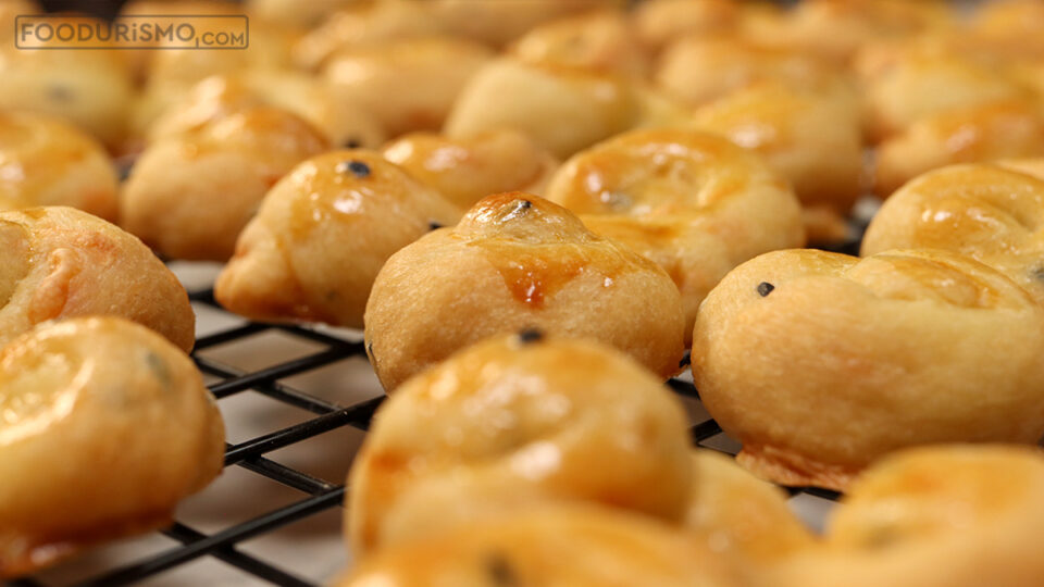 Savory biscuits with nigella seeds and wine