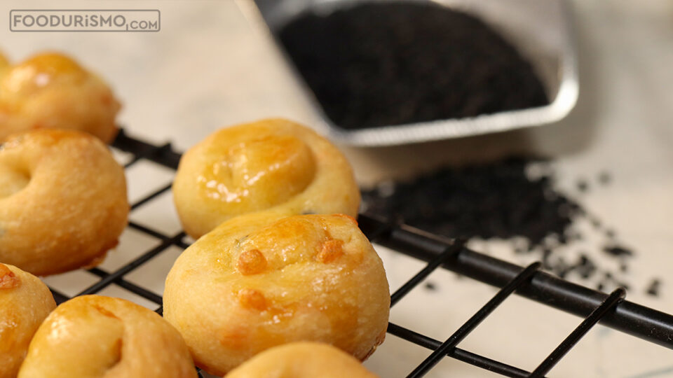 Savory biscuits with nigella seeds and wine