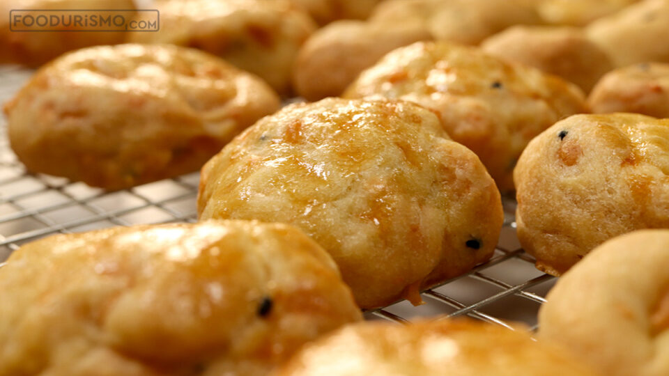Savory biscuits with nigella seeds and wine