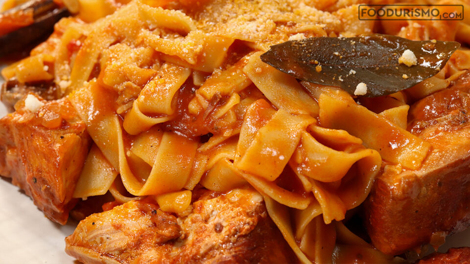 Rooster in tomato sauce with rustic hilopites