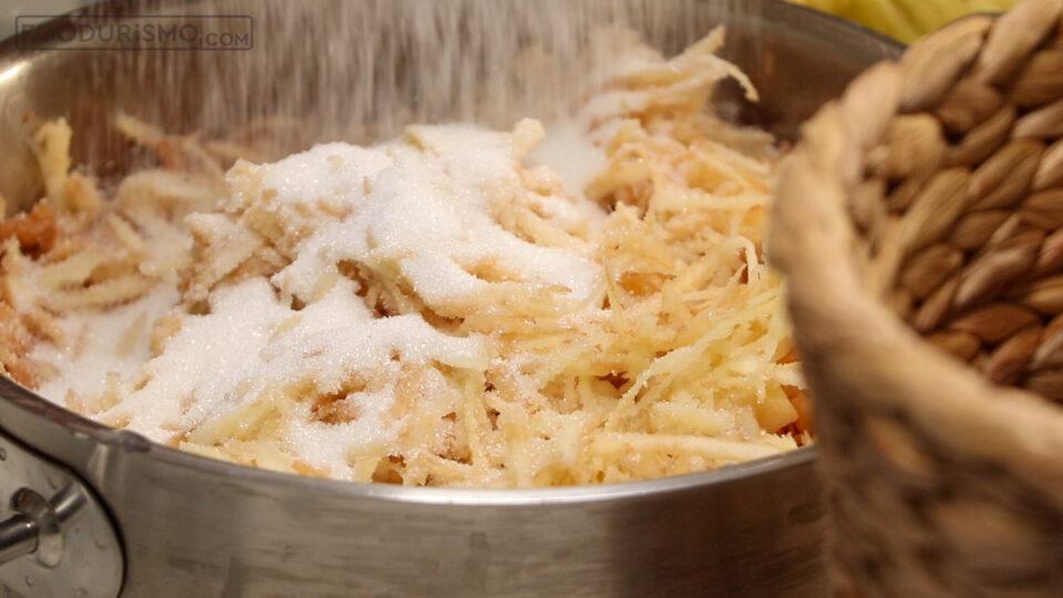 sugar in the grated quince