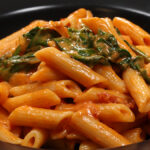 Ζουμερή μακαρονάδα με κρέμα, παρμεζάνα και λιαστές ντομάτες