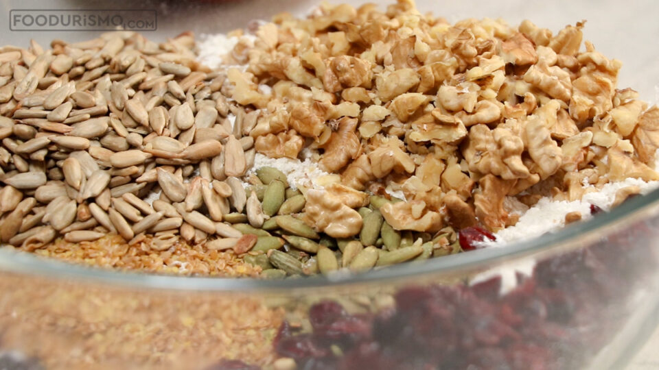 Προσθέτουμε τους καρπούς και τα cranberries.