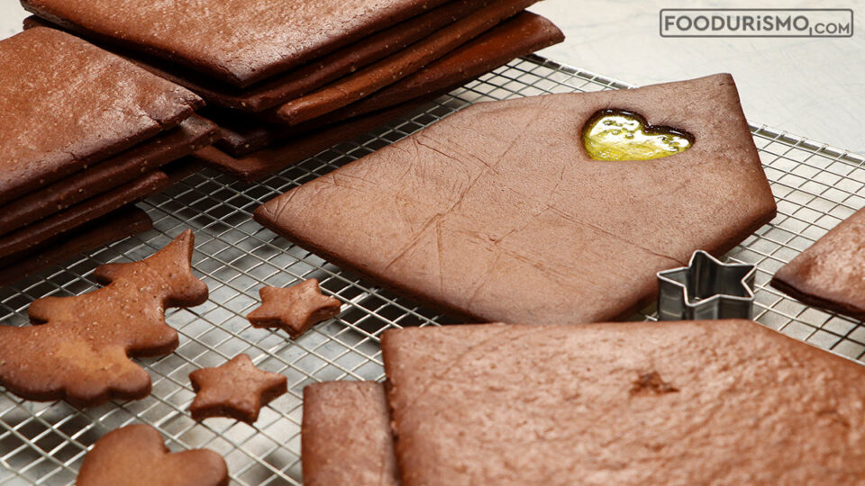 Αφήνετε τα κομμάτια του μπισκοτόσπιτου πάνω σε σχάρα να κρυώσουν καλά