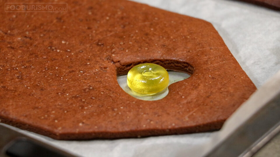 βγάζετε το ταψί από τον φούρνο και τοποθετείτε στα κενά μία καραμέλα με όποιο χρώμα θέλετε