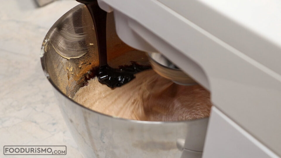 Προσθέτουμε τη μελάσα.