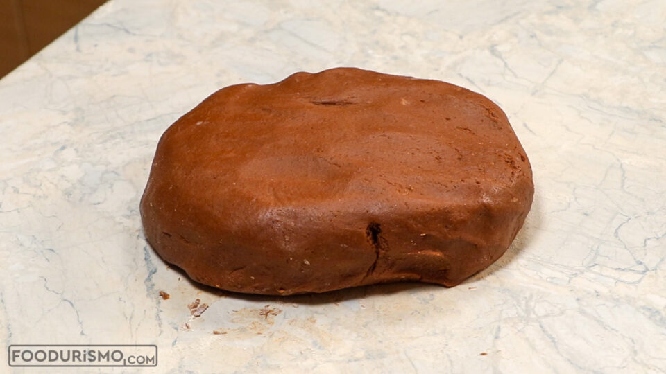 Κάνετε τη ζύμη μία μεγάλη μπάλα την βάζετε σε ένα μπολ και της σκεπάζετε καλά. 