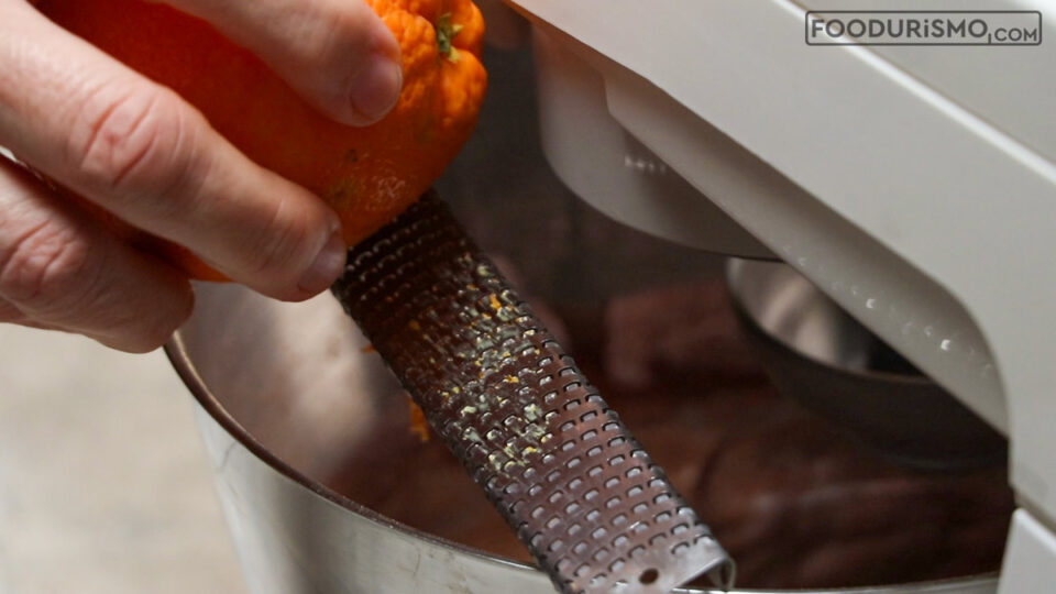 Προσθέτουμε και το ξύσμα από το πορτοκάλι