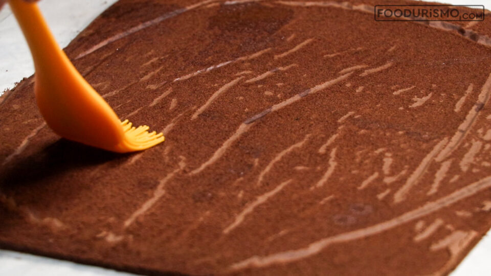 Ραντίζουμε το παντεσπάνι με λικέρ πορτοκάλι