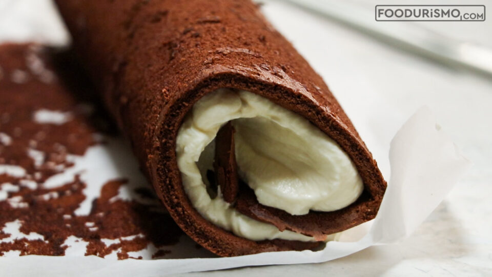 Τυλίγουμε προσεκτικά το παντεσπάνι σε ρολό