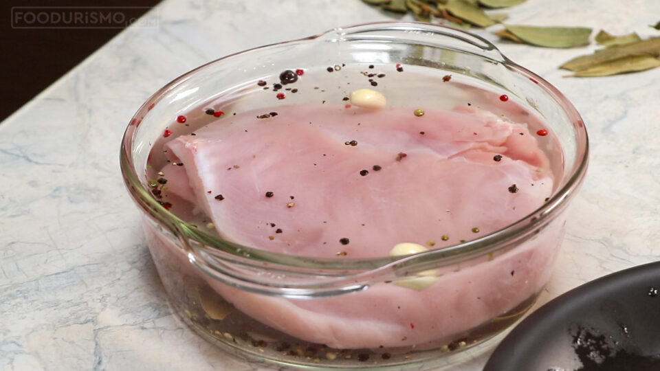 Βυθίζουμε στο σκεύος με την άλμη το στήθος της γαλοπούλας