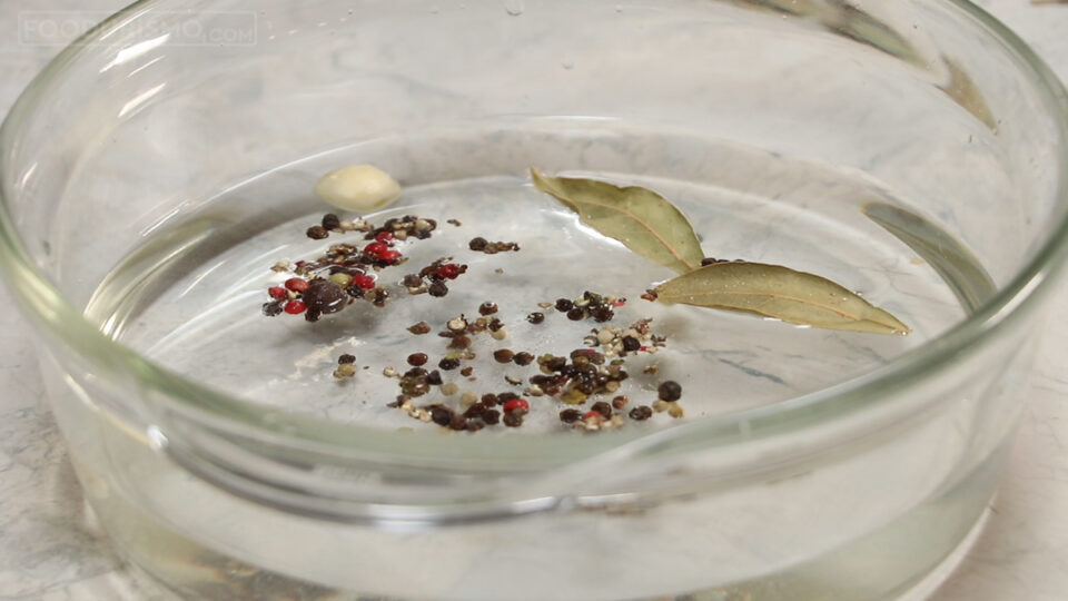 Ρίχνουμε τα σκόρδα, τη δάφνη και τους κόκκους πιπεριού.
