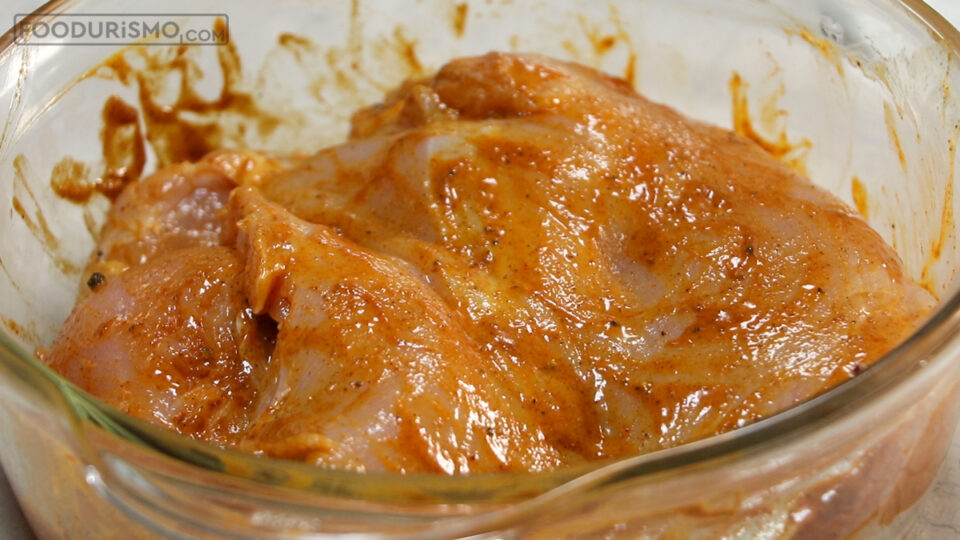 αλείφουμε πολύ καλά το στήθος της γαλοπούλας σε κάθε πλευρά