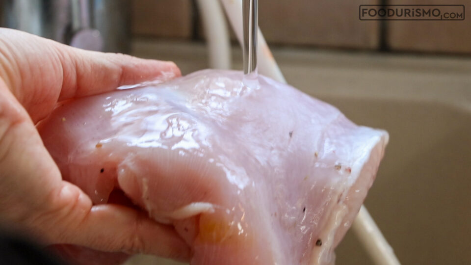 Ξεπλένουμε το στήθος γαλοπούλας με τρεχούμενο νερό