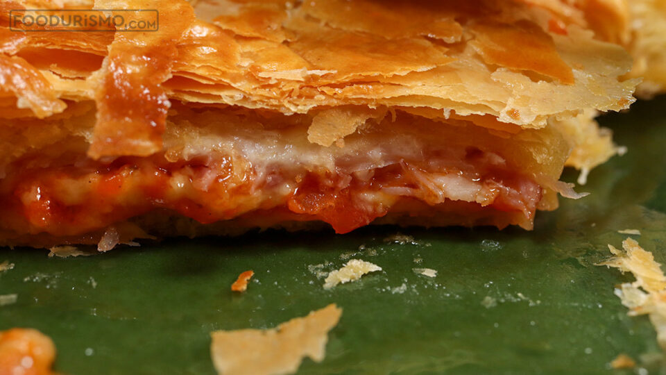 σάλτσα στην ζαμπονοτυρόπιτα