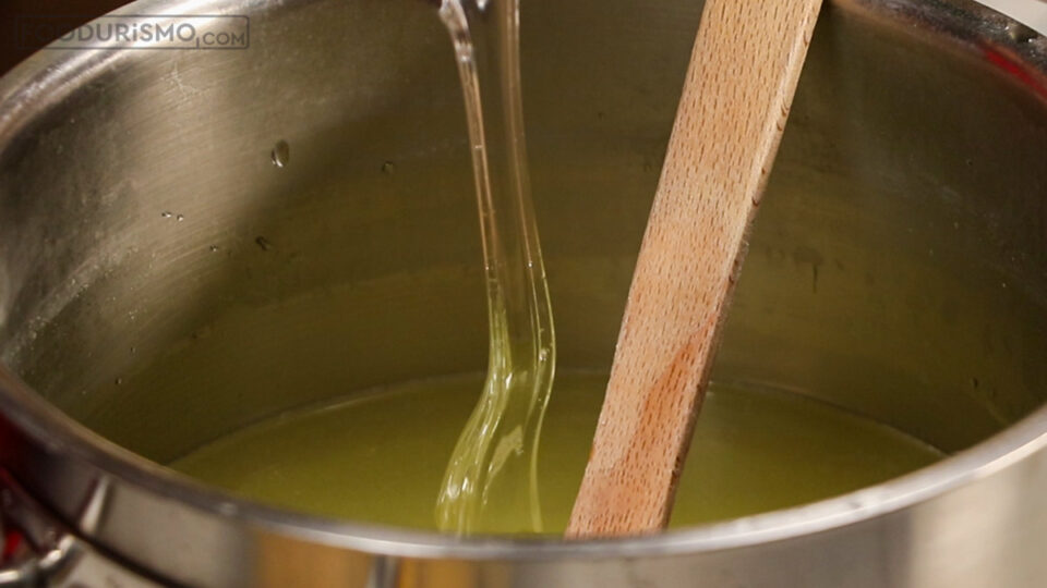 Ρίχνετε σε κατσαρόλα την γλυκόζη