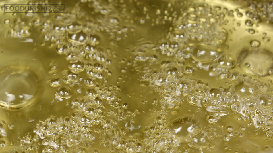 Συνεχίζετε να βράζετε το σιρόπι μέχρι να δέσει