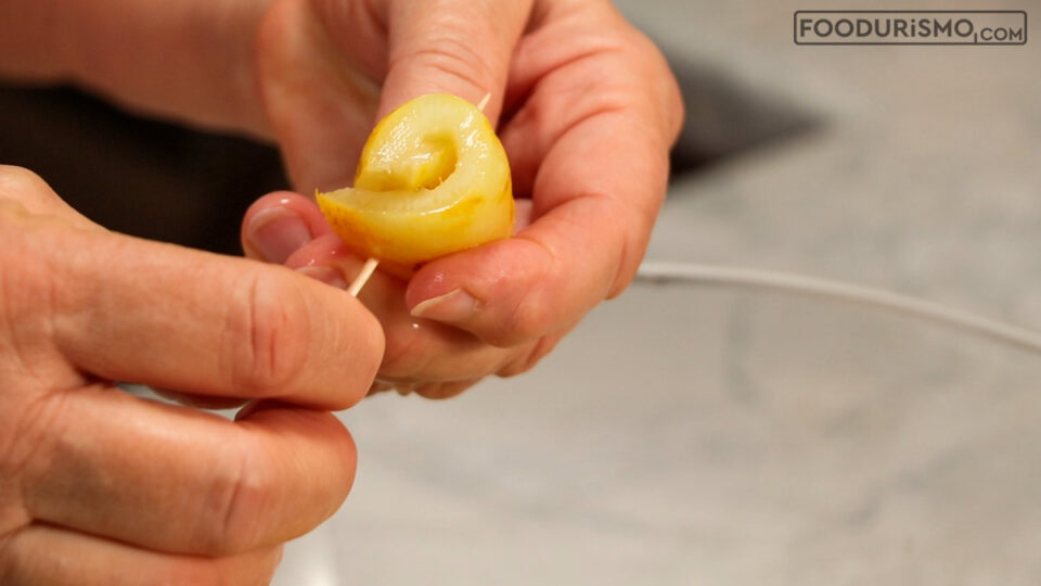 Τυλίγετε την κάθε φλούδα σε ρολό και την στερεώνετε σε μια οδοντογλυφίδα