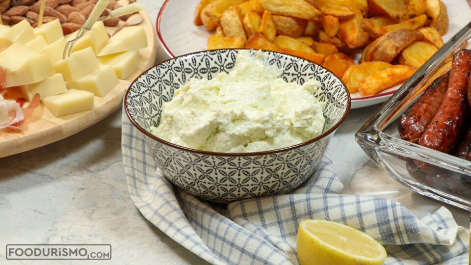 τυροκαυτερή με τηγανιτές πατάτες, λουκάνικα και πλατώ