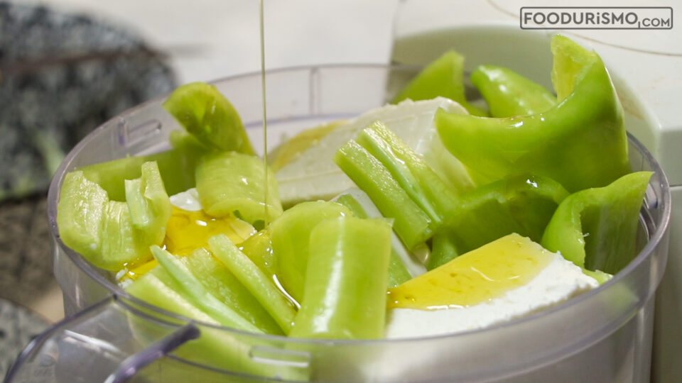 Προσθέτουμε το ελαιόλαδο και το ξύδι.