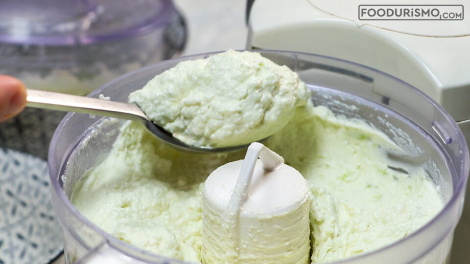 Χτυπάμε καλά στο μπλέντερ μέχρι να λιώσουν οι πιπεριές και να ομογενοποιηθεί το μείγμα