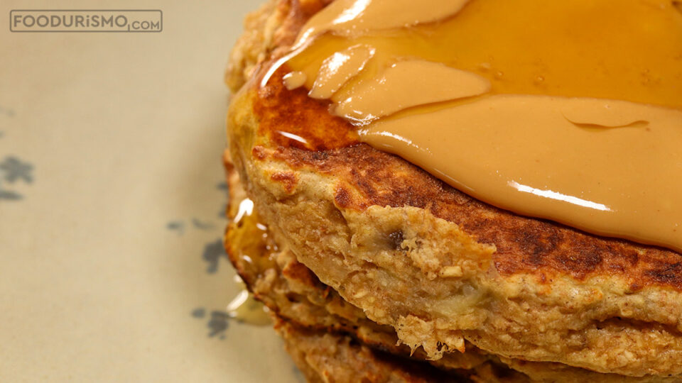 pancakes με φυστικοβούτυρο και μέλι στο πιάτο