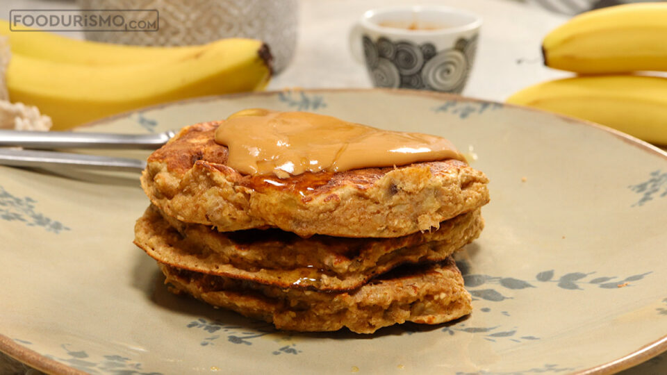 pancakes με φυστικοβούτυρο και μέλι, στο βάθος espresso