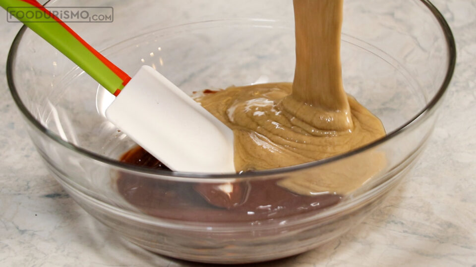 Προσθέτουμε το ταχίνι και το μέλι