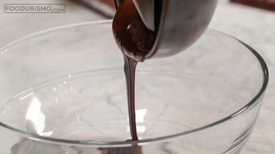 αδειάζουμε την λιωμένη σοκολάτα