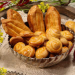 easter cookies πασχαλινά κουλουράκια στο μπολ με κόκκινα αβγά