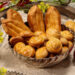 easter cookies πασχαλινά κουλουράκια στο μπολ με κόκκινα αβγά