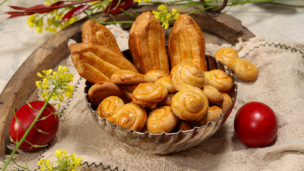 easter cookies πασχαλινά κουλουράκια στο μπολ με κόκκινα αβγά
