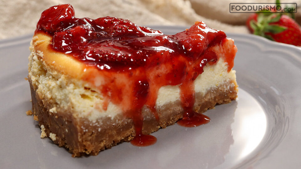 κομμάτι chesecake στο πιάτο