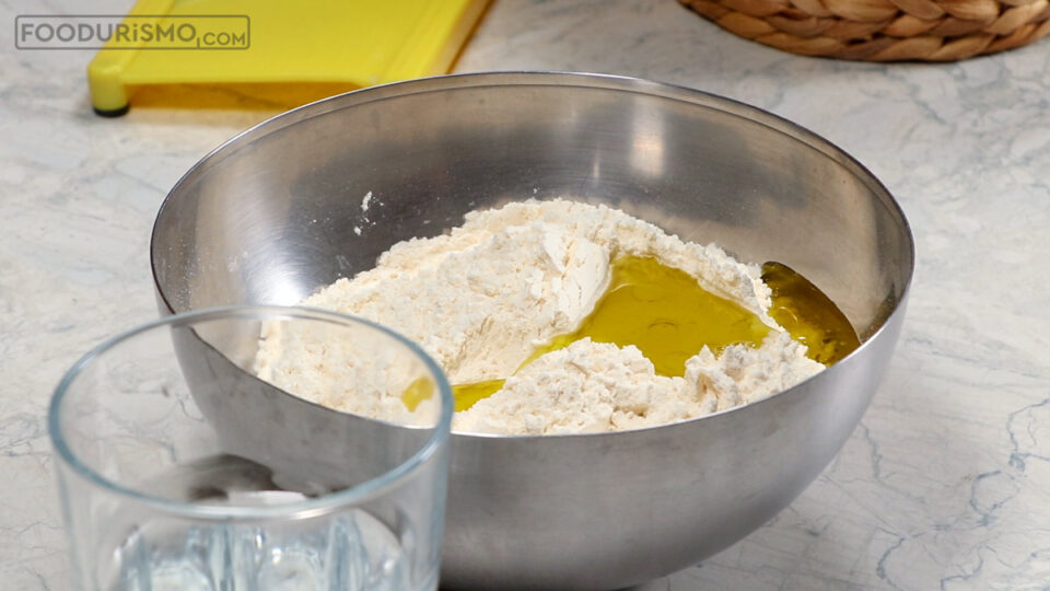 Ανακατεύετε και προσθέτετε την τσικουδιά και το ελαιόλαδο